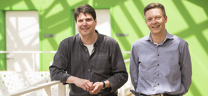 Foto des Spieleerfinders Johannes Schröder und seinem Geschäftspartner Jan Jörgensen in der Halle der Dänischen Blindengesellschaft.